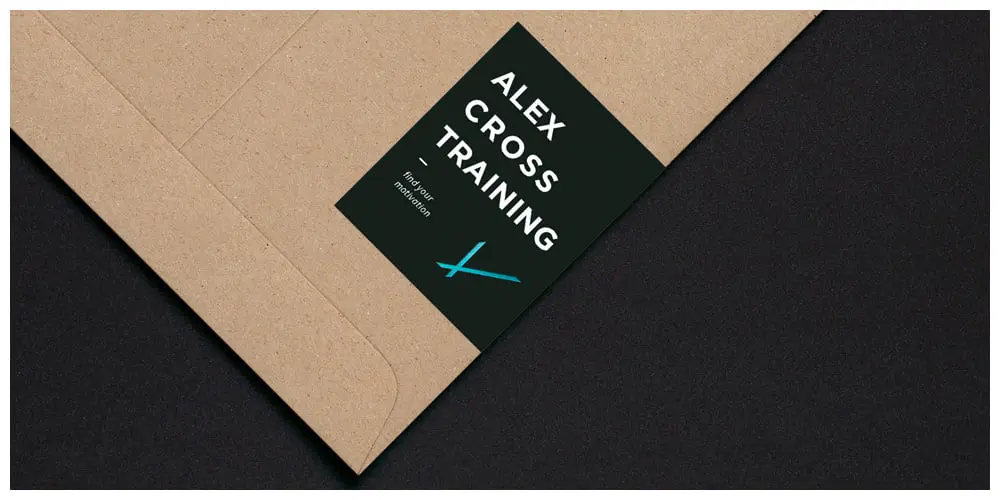 Sticker Alex Cross Training noir sur enveloppe kraft, identité ACT