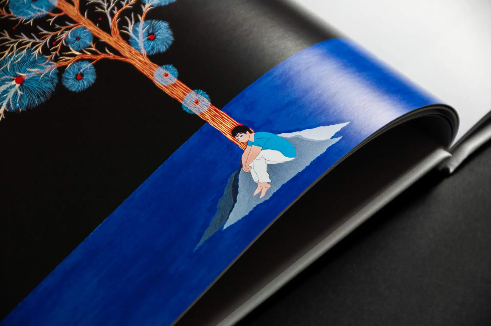 Détail d'une peinture de Rachid Boukharta : personnage assis sous un arbre, fond bleu