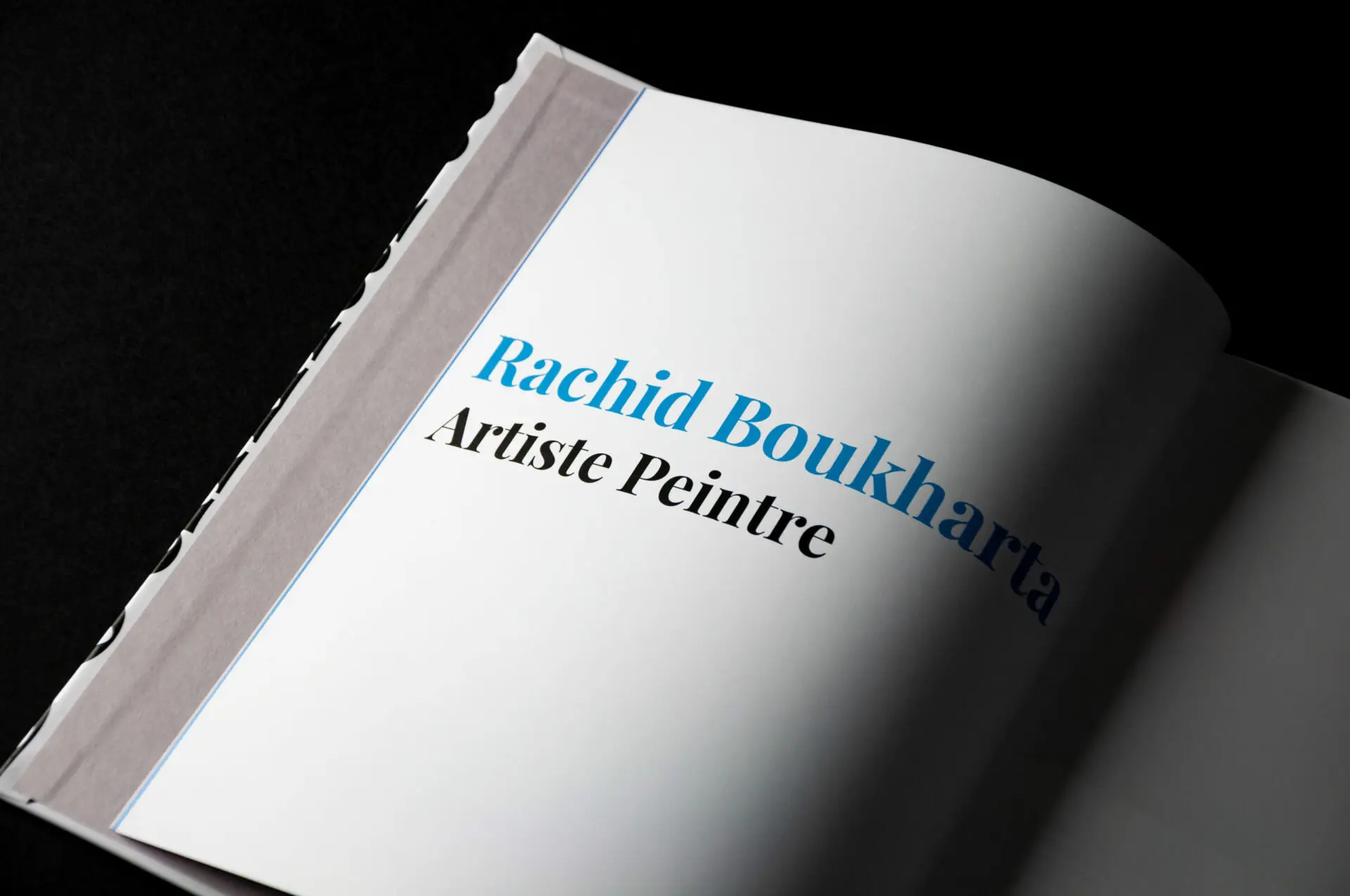 Page de titre du catalogue Rachid Boukharta, artiste peintre, bleu et noir