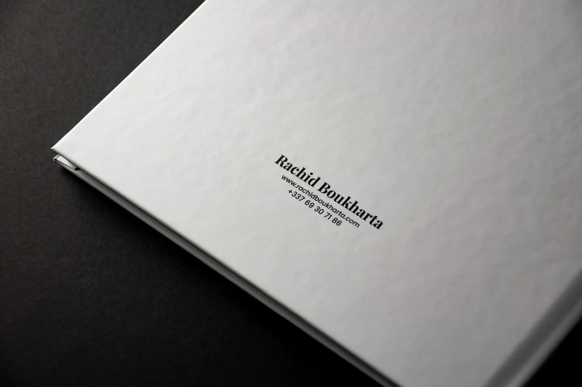 Quatrième de couverture du catalogue avec coordonnées de Rachid Boukharta