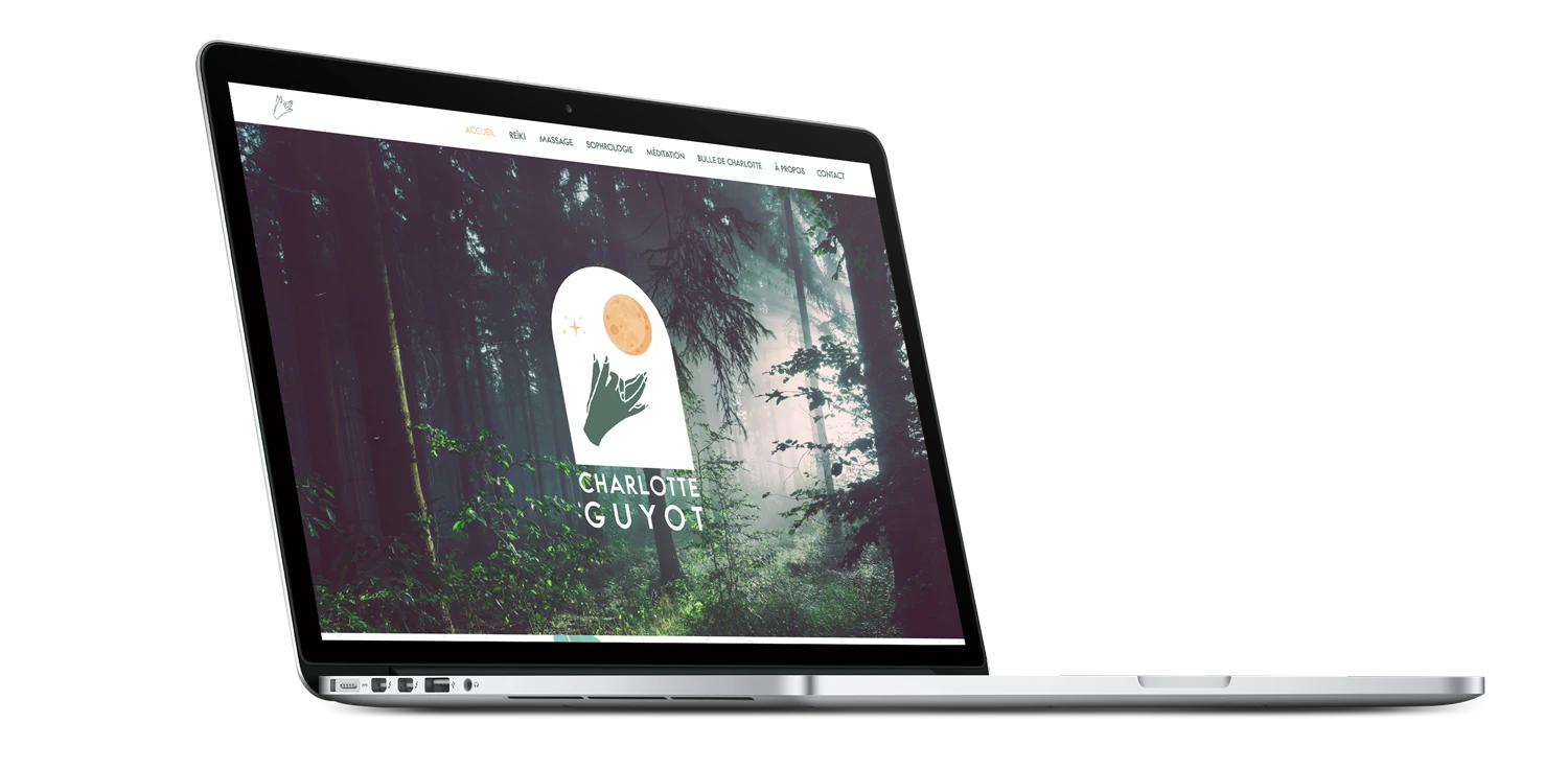 Site web de Charlotte Guyot sur MacBook, logo sur fond de forêt brumeuse