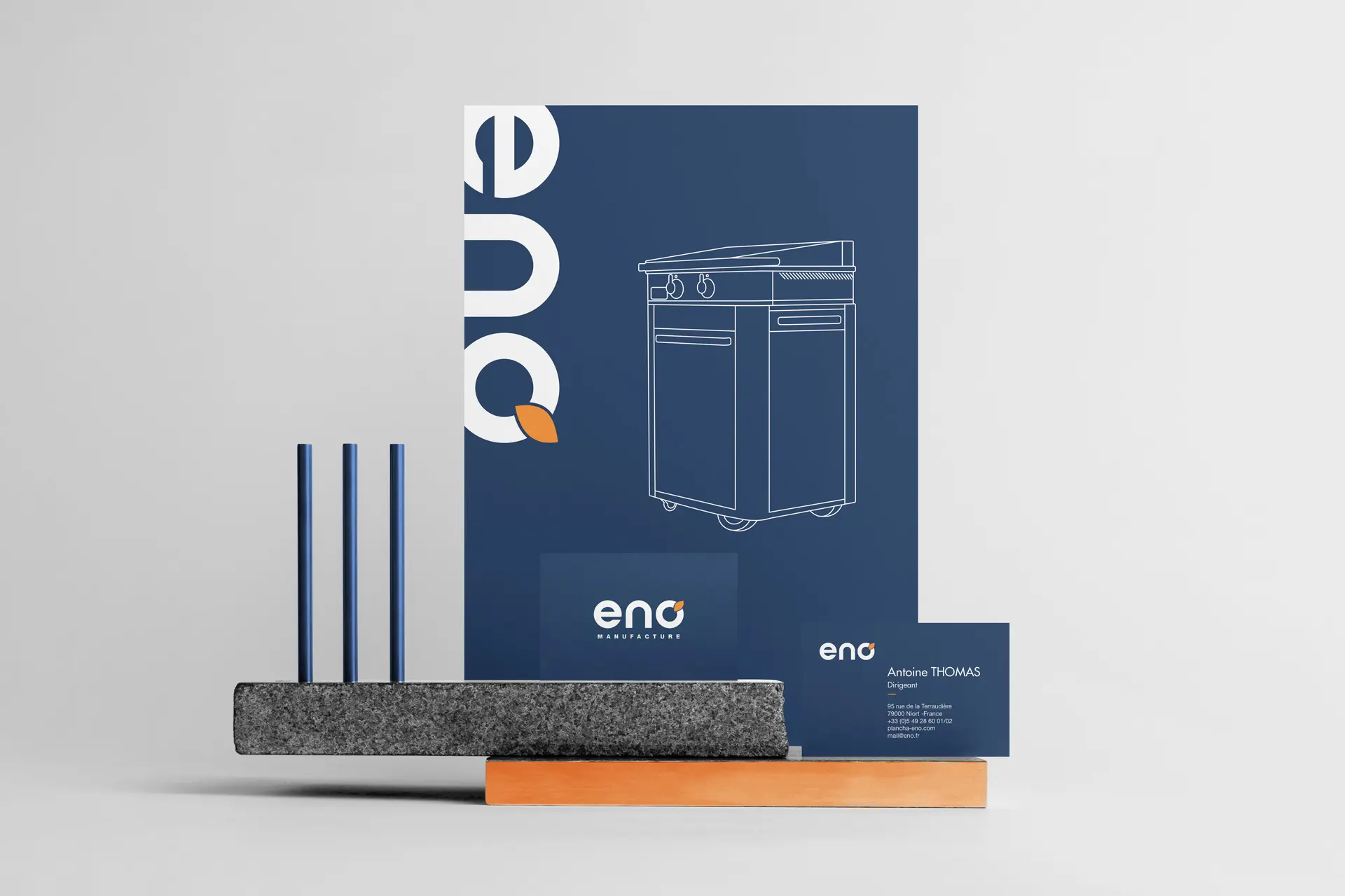 Affiche ENO Manufacture illustrant une plancha au trait blanc sur fond bleu