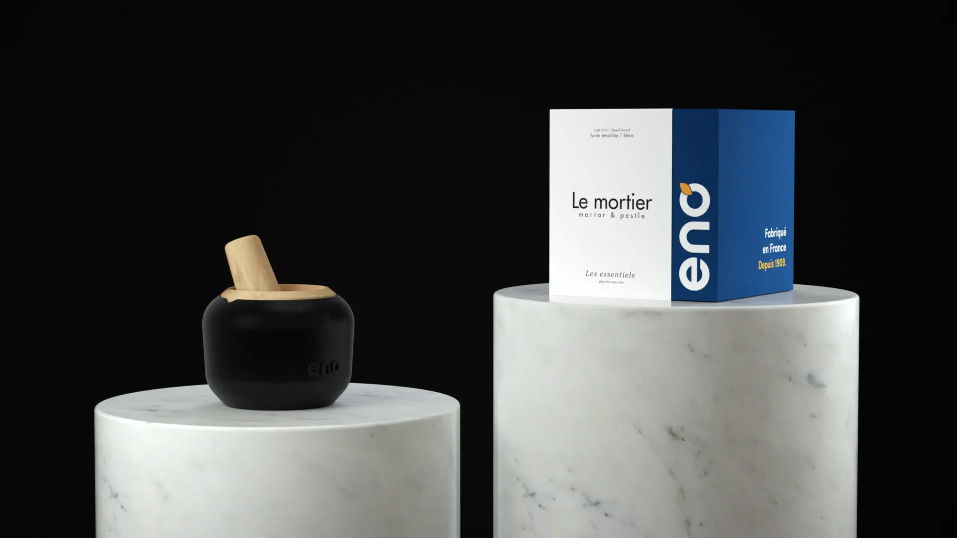 Mortier noir et pilon en bois ENO à côté de son packaging Fabriqué en France