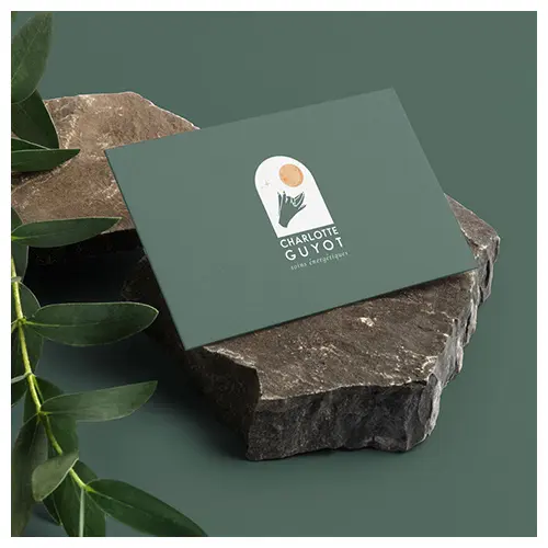 Identité visuelle Charlotte Guyot, carte vert sauge sur pierre naturelle