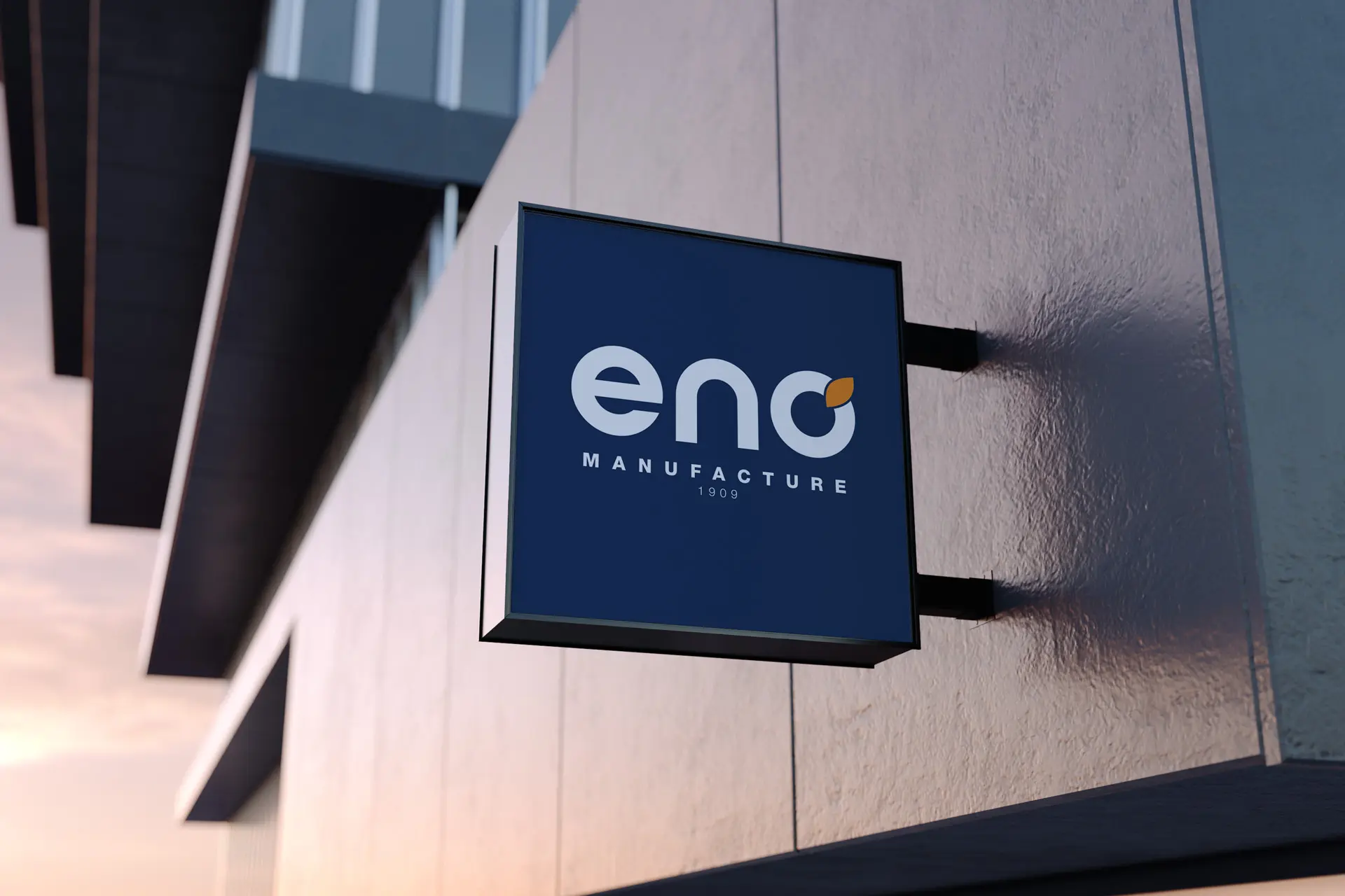Enseigne carrée bleu marine ENO Manufacture 1909 sur une façade