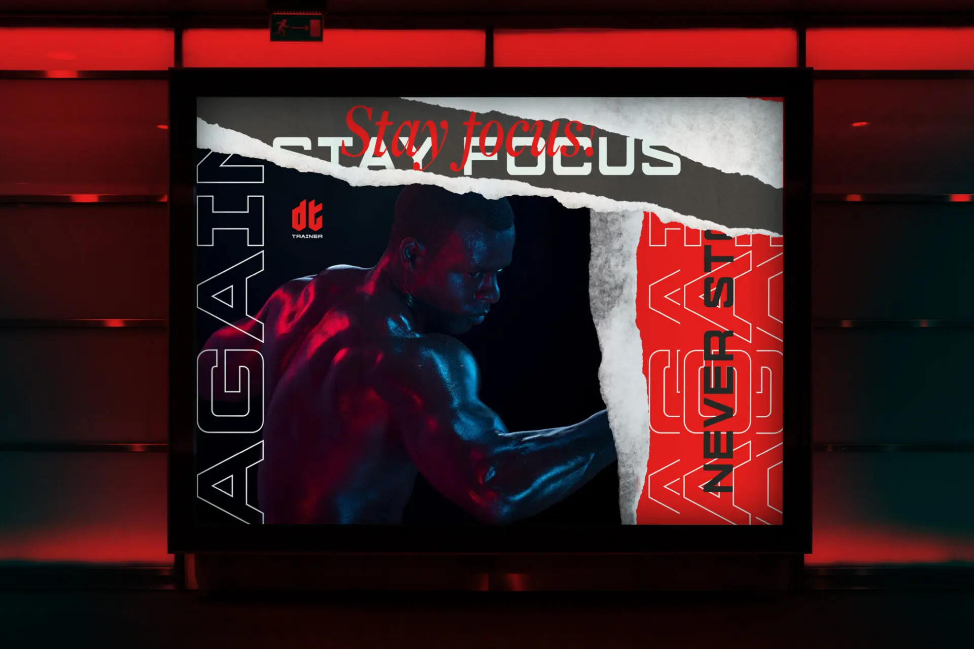 Affiche DT Trainer présentée dans un panneau lumineux, avec un sportif éclairé en rouge et bleu et de grands lettrages.
