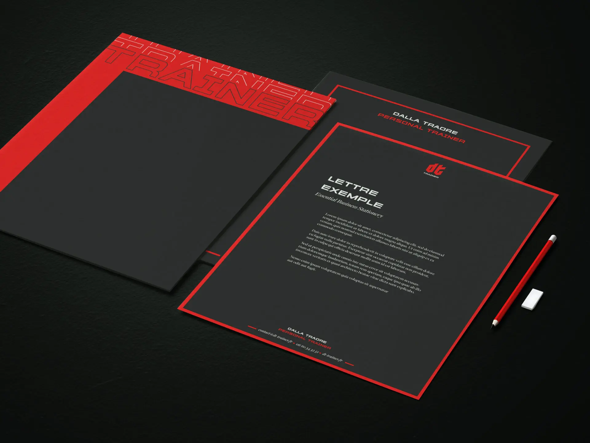 Papier à en-tête DT Trainer noir avec un liseré rouge, accompagné de cartes, d’une enveloppe et d’un crayon.