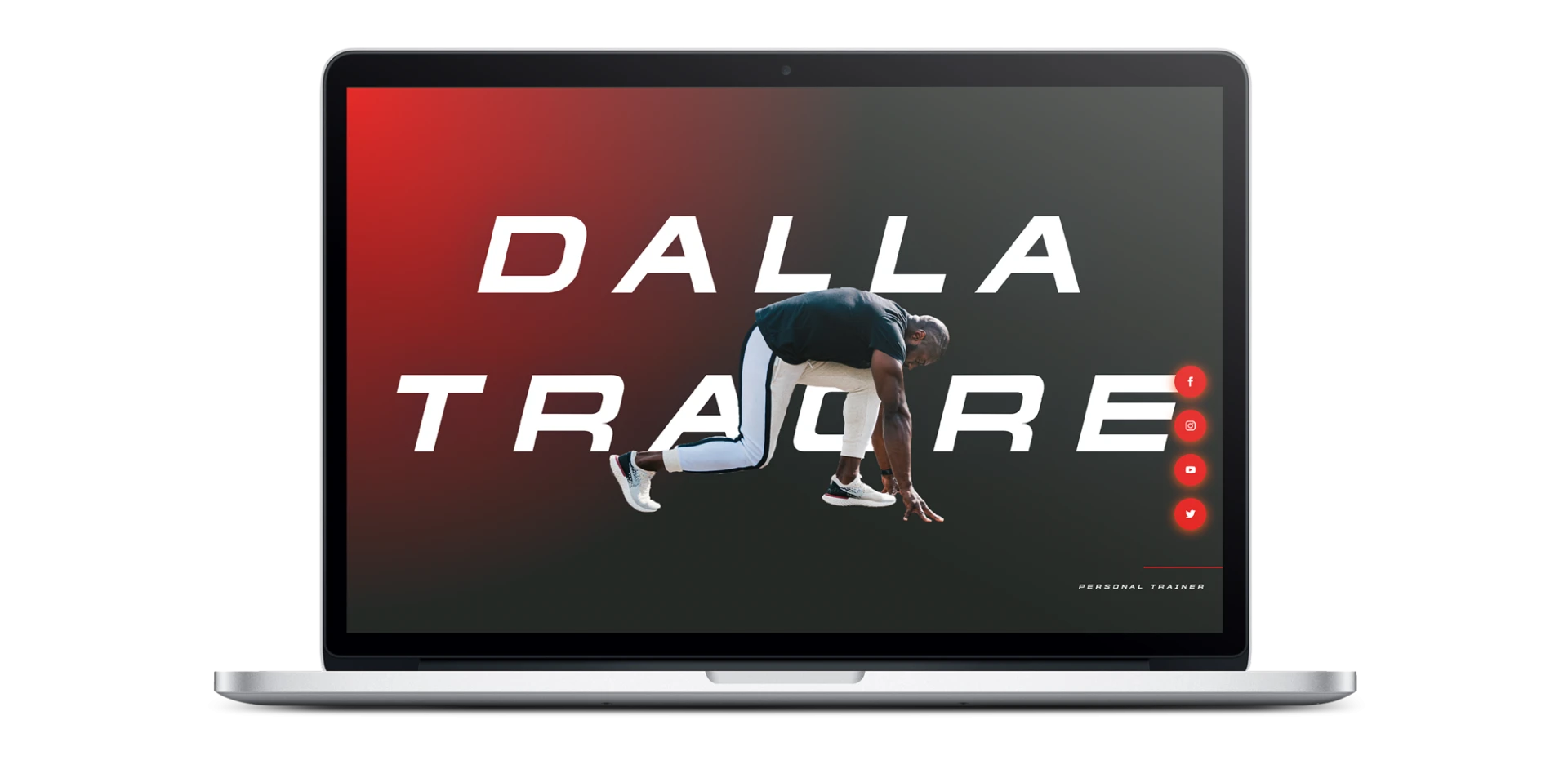 Maquette du site DT Trainer sur un ordinateur portable, avec le nom Dalla Traoré en grandes lettres et une photographie du coach en mouvement.