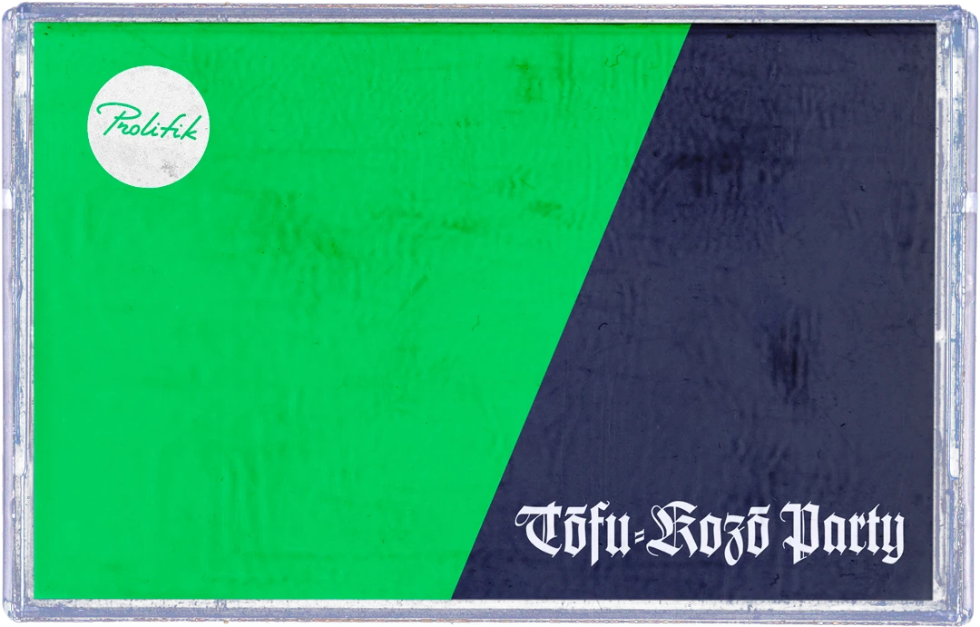 Boîtier de cassette Tofu-Kozo Party, avec une jaquette verte et bleu sombre séparée par une diagonale.