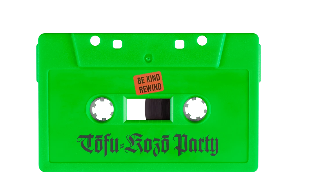 Cassette audio verte portant le nom Tofu-Kozo Party en lettres gothiques et une petite étiquette orange Be kind rewind.