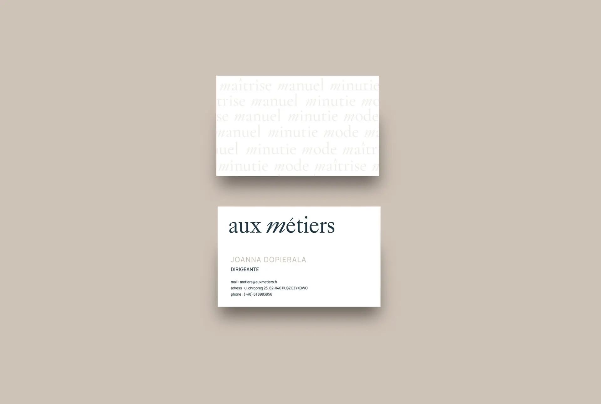 Recto et verso d’une carte de visite Aux Métiers, présentés sur un fond beige.