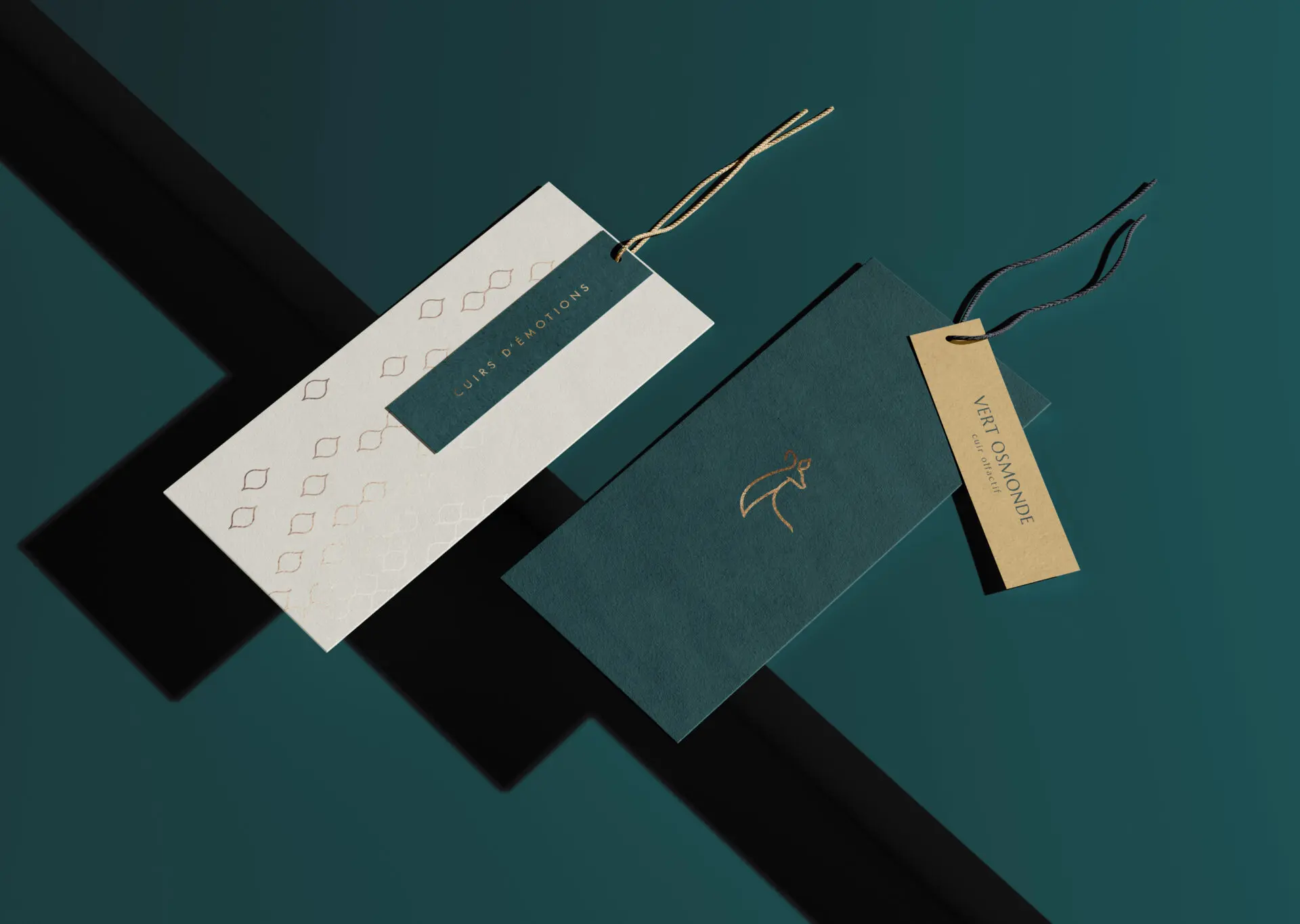 Enveloppes et étiquettes Nell Conti en vert profond, crème et doré.