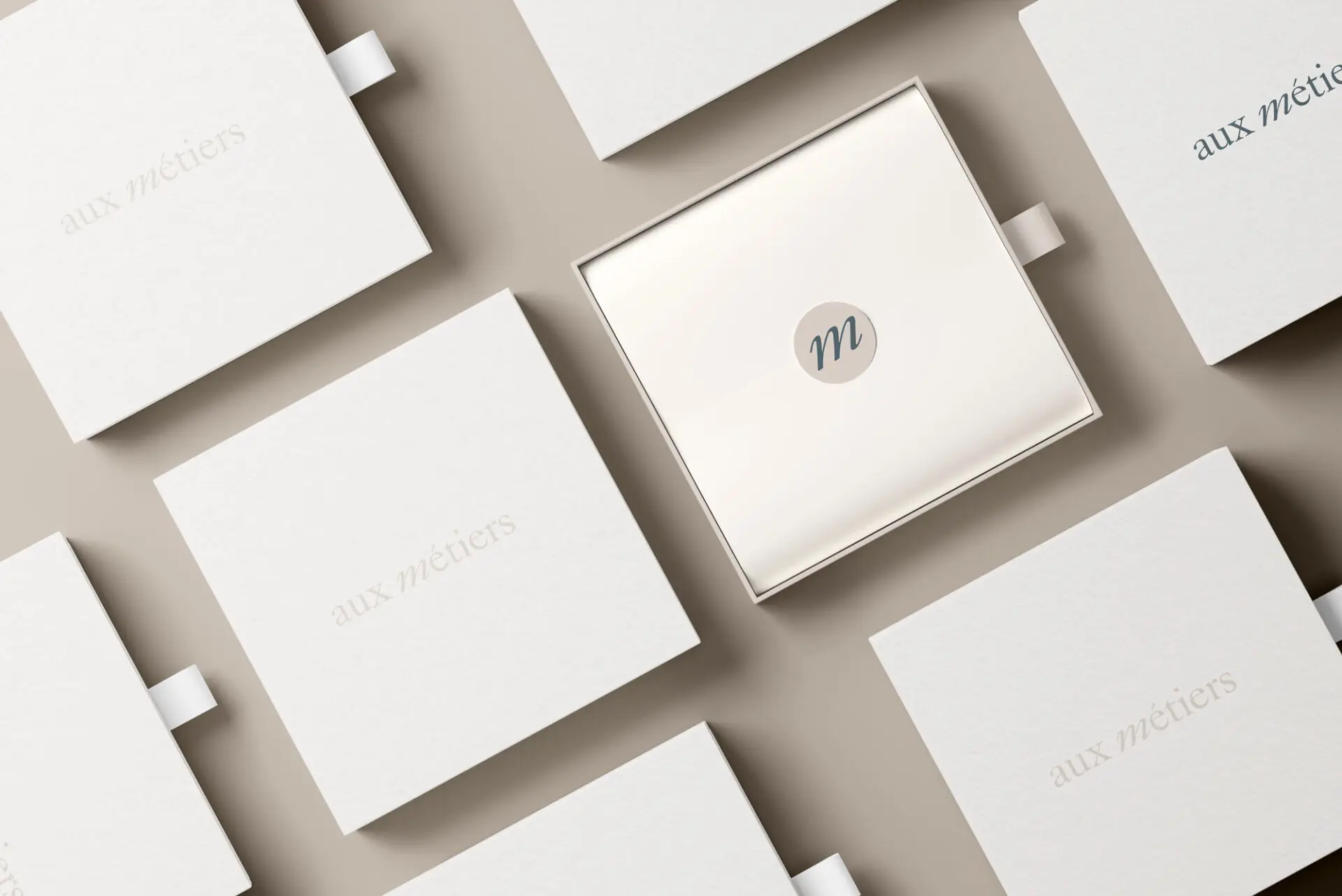 Site internet créé pour l'atelier de confection Aux Métiers : identité visuelle et webdesign par Hermits
