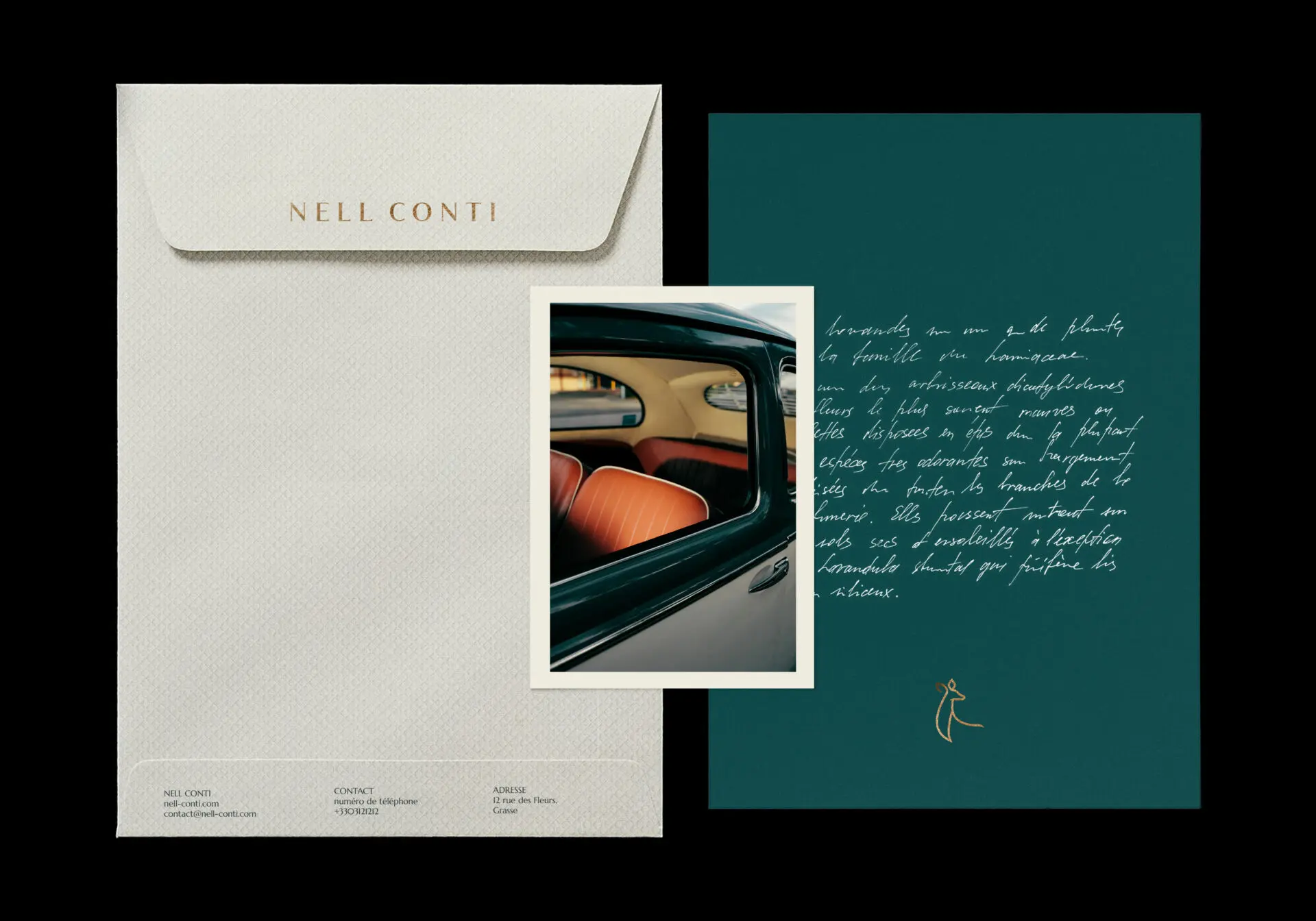 Composition de papeterie Nell Conti avec enveloppe crème, feuille de correspondance et carte verte.