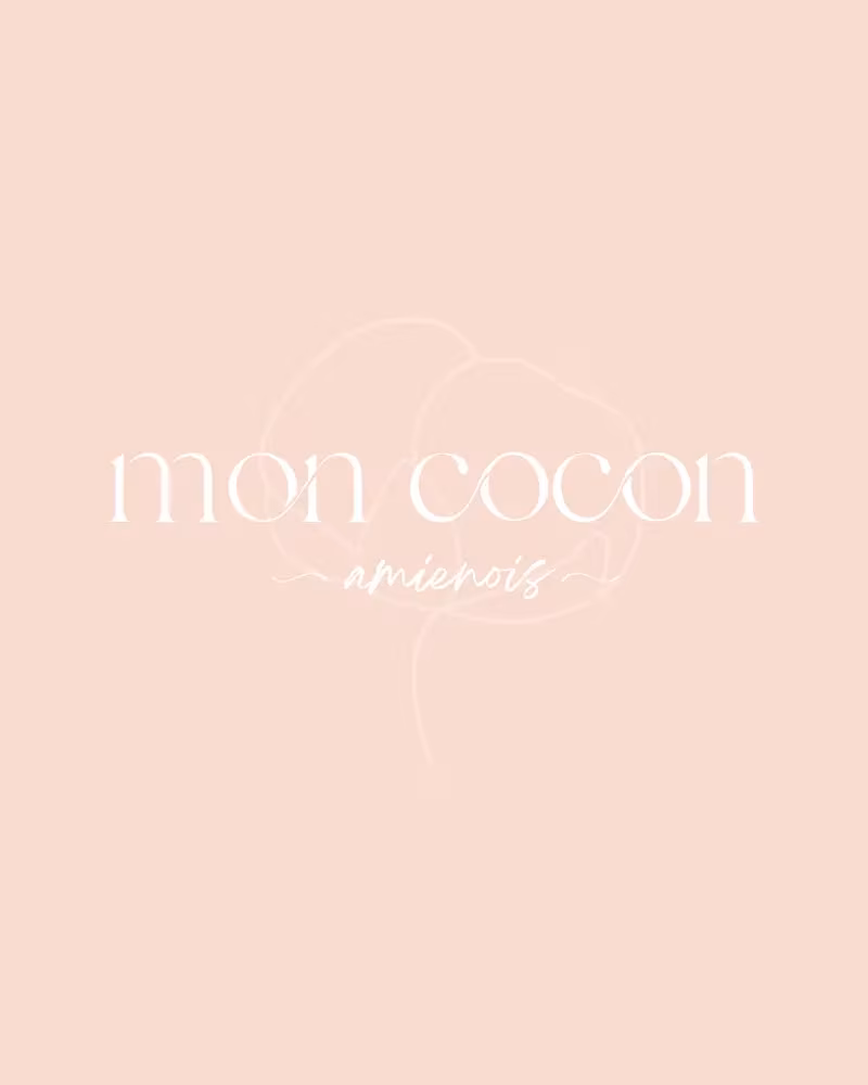 Logotype Mon Cocon Amiénois sur fond rose poudré
