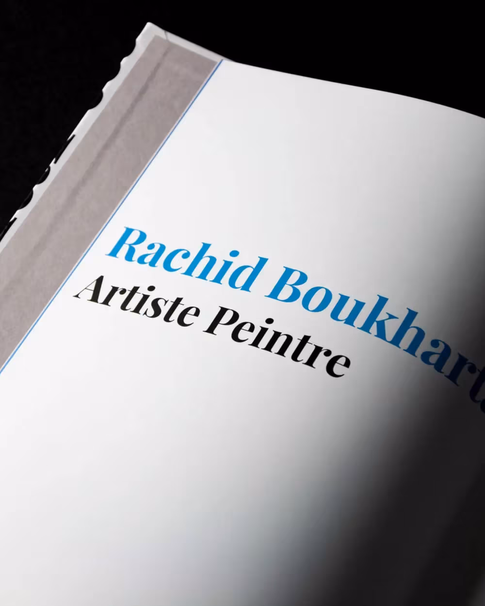 Portfolio imprimé de Rachid Boukharta ouvert sur la page artiste peintre