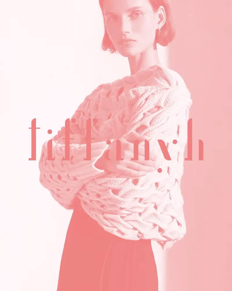 Logotype TiffanyH sur une photographie rose poudré